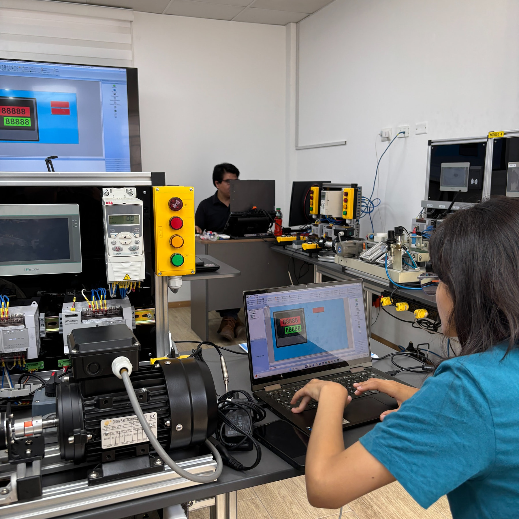 Participante programando una pantalla HMI en clase