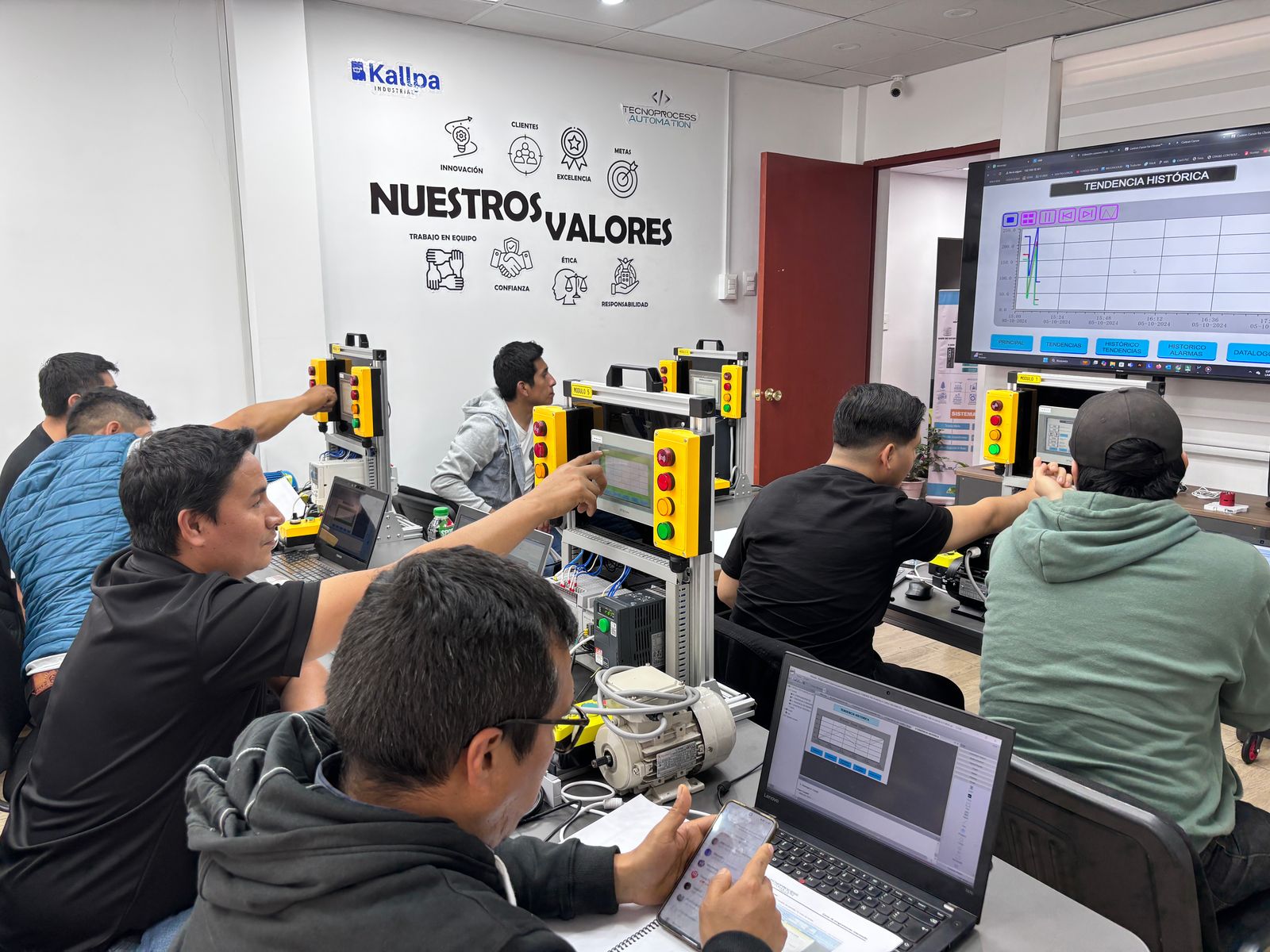 Participantes operando pantallas HMI durante la capacitación